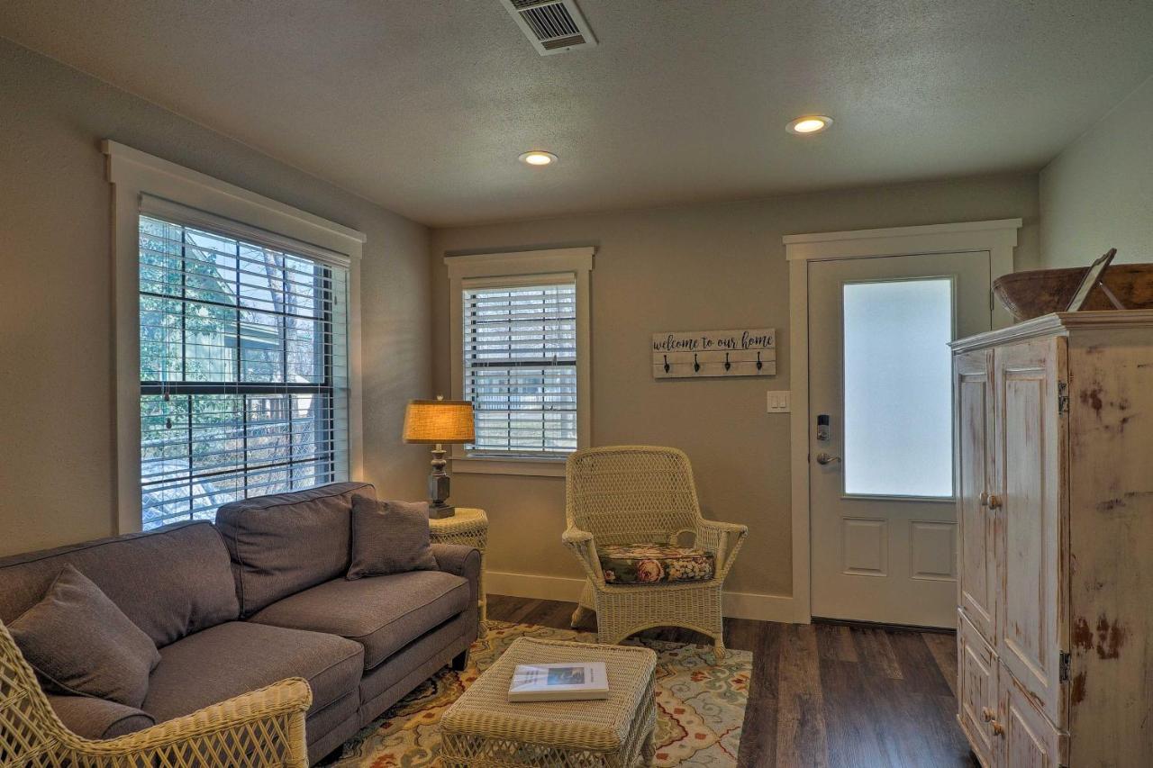 Cozy Home Blocks To Georgetown Square And Su! 외부 사진