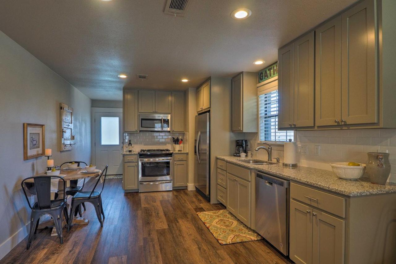 Cozy Home Blocks To Georgetown Square And Su! 외부 사진